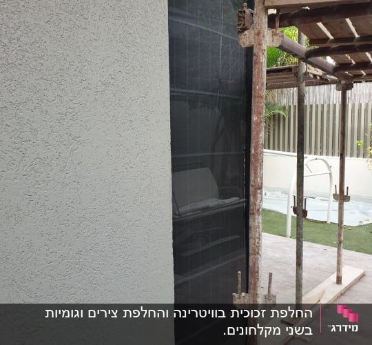 חלון זכוכית גדול עם מסגרת כהה